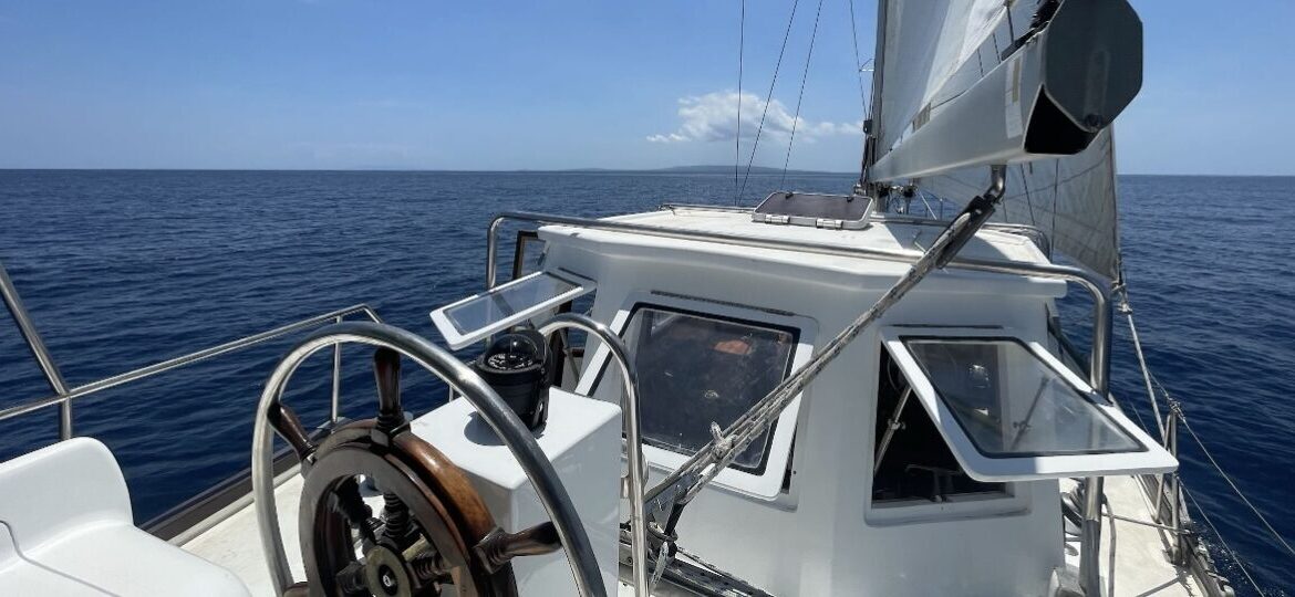 Sailing in the tropical ocean